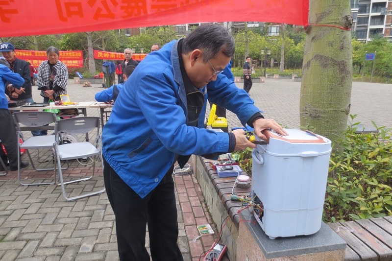 弘扬雷锋精神—南宁国际会展公司到社区开展志愿服务活动